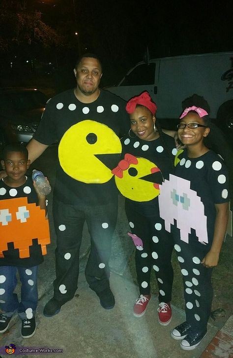 Pac-Man Family Costume - Halloween Costume Contest via @costume_works                                                                                                                                                                                 More Sully And Boo Costume, Ski Costume, Cosmo Und Wanda, Cosmo And Wanda Costume, Costumes For 3 People, 3 People Costumes, Costume Family, Halloween Costumes Diy Couples, Halloween Costumes To Make