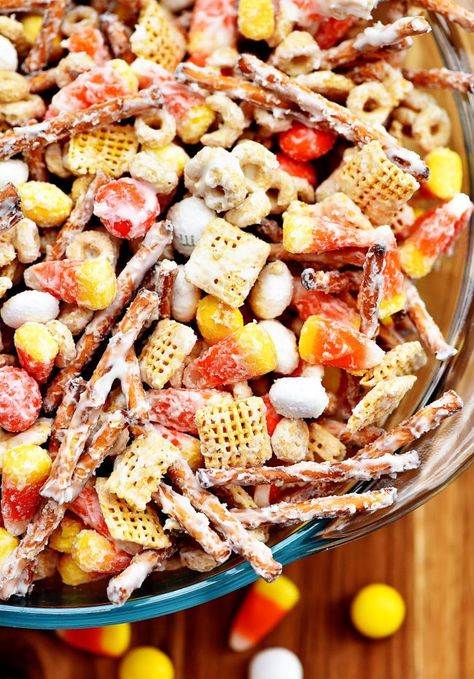 Fall Chex Mix Recipes, Halloween Chex Mix Recipes, Work Treats, Fall Snack Mixes, Halloween Food Snacks, Halloween Snack Mix, Monster Munch, Fall Goodies, Bolo Red Velvet