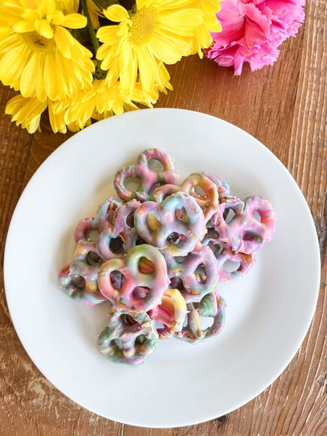 Tie Dye Food Ideas Birthday, Tie Dye Recipes, Tie Dye Pretzel Rods, Tye Dye Desserts, Tie Dye Pretzels, Tie Dye Bday Party Ideas, Tie Dye Desserts, Tie Dye Food Ideas, Hippie Food Ideas