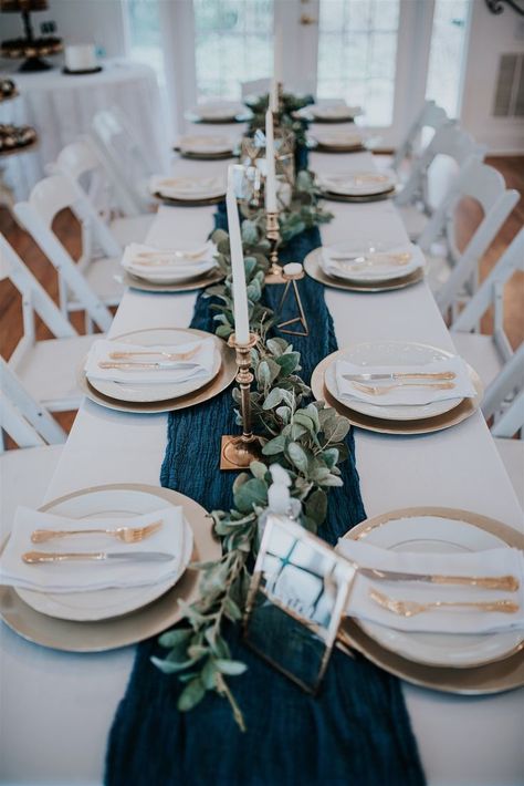 Navy and gold tablescape decorated with greenery Navy Blue Runner Wedding Table, Navy Blue Table Settings Wedding, Navy Blue And White Table Setting, Navy Wedding Table Settings, Wedding Table Decor Blue, Navy Champagne Wedding, Wedding Table Settings Blue, Navy Winter Wedding, Blue Table Decorations