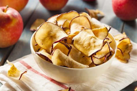 These apple chips are shockingly easy to prep. They are great on their own as a snack, or add them as a garnish to our Creamy apple and parsnip soup. They These apple chips are easy to prep and a perfect fall treat. Pop them in the oven and let them warm the cottage and fill it with the sweet smell of autumn. Chip Alternative, Healthy Chip Alternative, Apple Chips Recipe, Food For Pregnant Women, Dehydrated Apples, Apple Chips Baked, Snack Sani, Healthy Chips, Comidas Fitness