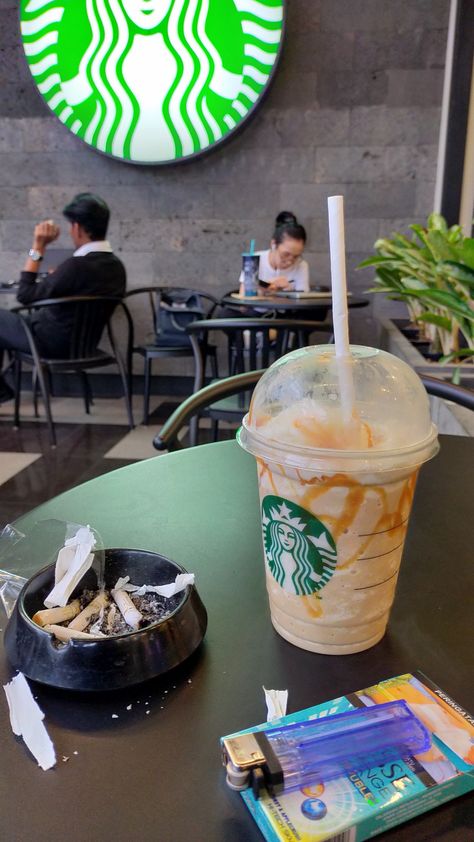 ngopi Kopi Starbucks, Kopi Aesthetic, Makanan Aesthetic, Travel Picture Ideas, Aesthetic Coffee, Puff And Pass, Food Obsession, Coffee Time, Aesthetic Food