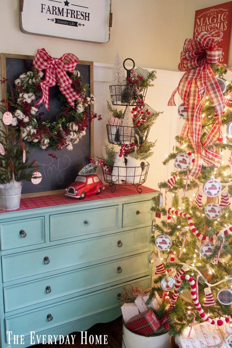 An Old Fashioned Christmas in the Breakfast Room | The Everyday Home | www.everydayhomeblog.com Old Fashioned Christmas Party, Old Fashion Christmas, Room Christmas Decor, Christmas Cozy, Farmhouse Style Christmas, Christmas Farmhouse, Cottage Christmas, Fashion Christmas, Christmas Favorites