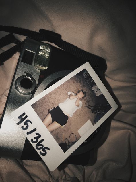 Polaroid Pictures  Pinterest: pastelmaddie Instagram: madisonbrookestewart Poloride Picture Ideas, Poloride Picture, Instax Ideas, Polaroid Pics, Collage Phone Case, Polaroid Pictures, Inspiration Photos, Film Camera, Picture Ideas