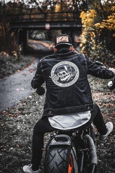 Estilo Cafe Racer, Biker Bandanas, Tatto Boys, Biker Clothing, Mens Fall Outfits, Biker Hoodie, Unique Outfit Ideas, Motorcycle Culture, Biker Lifestyle