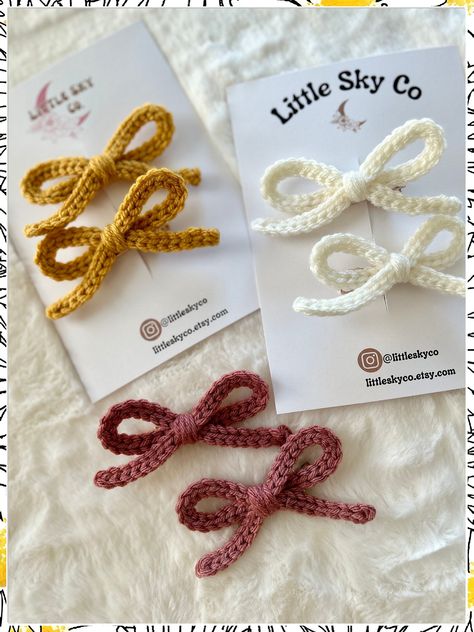 Looking for cute and creative baby hair clips ideas? Check out our curated list of 11 adorable styles and tips to keep your little one looking stylish and sweet. From bows to flowers, find the perfect accessory to complement your baby's outfit. Keep those locks in place with these charming baby hair clips. Packaging Ideas For Crochet Items, Crochet Bows Hair, Crochet Claw Clip Pattern, Crochet Clips Free Pattern, Crochet Bow Clip, Crochet Bow Hair Clip, Hair Clip Crochet Free Pattern, Crochet Hair Clips Tutorial, Crochet Clips Hair