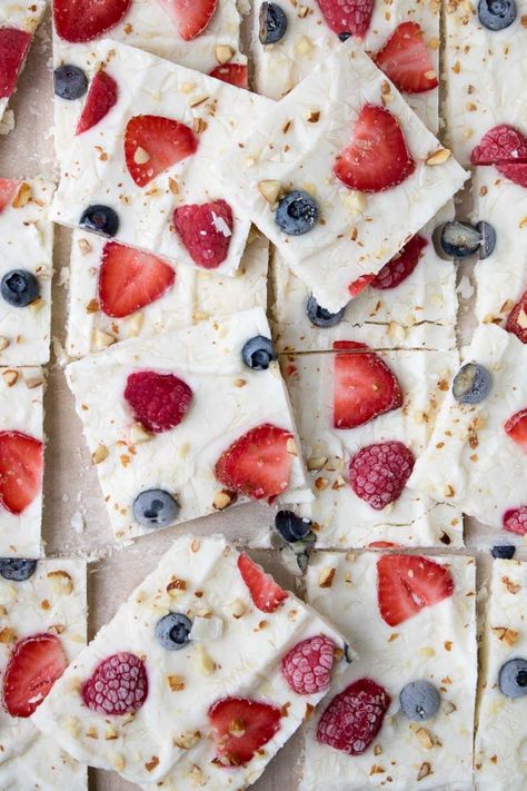 Frozen yogurt bark is a perfect healthy summer treat! Studded with blueberries, strawberries and almonds, this frozen yogurt bark is healthy and delicious. Ella Vegan, Yoghurt Bark, Easy Frozen Yogurt, Healthy Frozen Yogurt, Yogurt Bark Recipe, Frozen Yogurt Bar, Frozen Yogurt Bark, Yogurt Bark, Clean Snacks