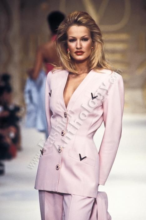 Beauty And Fashion Valentino 1993, Valentino Suit, 1990s Supermodels, Karen Mulder, Valentino Runway, 90s Runway Fashion, Fashion Vibes, 90s Supermodels, High Fashion Editorial