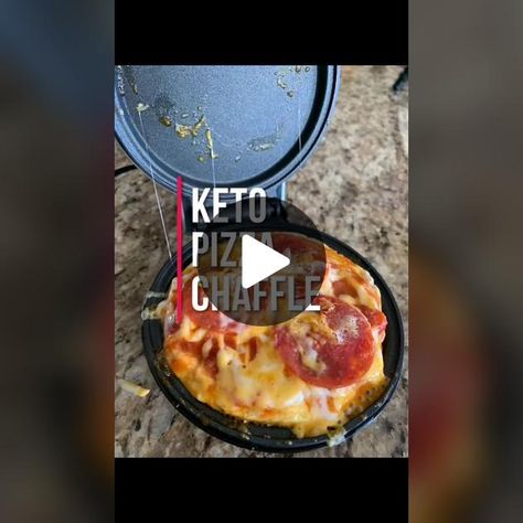 Pizza Chaffle, Dash Recipe, Delicious Pizza Recipes, Pizza Lunch, Waffle Maker Recipes, Artisan Pizza, Keto Lunch Ideas, Keto Pizza, Perfect Pizza