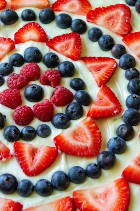 Spanish Fruits, Fourth Of July Fruit, Patriotic Fruit Pizza, Red White And Blue Fruit, Fruit Sugar Cookies, Healthy Fruit Pizza, Pillsbury Sugar Cookies, Fruits Salad, Easy Fruit Pizza