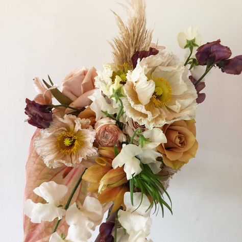 Rogue&Fox Floral Co (@rogueandfox) • Instagram photos and videos Bridal Bouquet Styles, Modern Bridal Bouquets, Earth Tone Wedding, Garden Flower Beds, Romantic Bouquet, Flower Inspiration, Rose Arrangements, Fall Wedding Flowers, Wedding Flower Inspiration