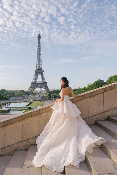 eloping in paris asiatique mariée posant pour ses portraits de mariée Paris Honeymoon, Paris Photoshoot, Paris Elopement, Parisian Wedding, Beautiful Wedding Photos, Bridal Photoshoot, Paris Wedding, Wedding Photos Poses, Paris Photography