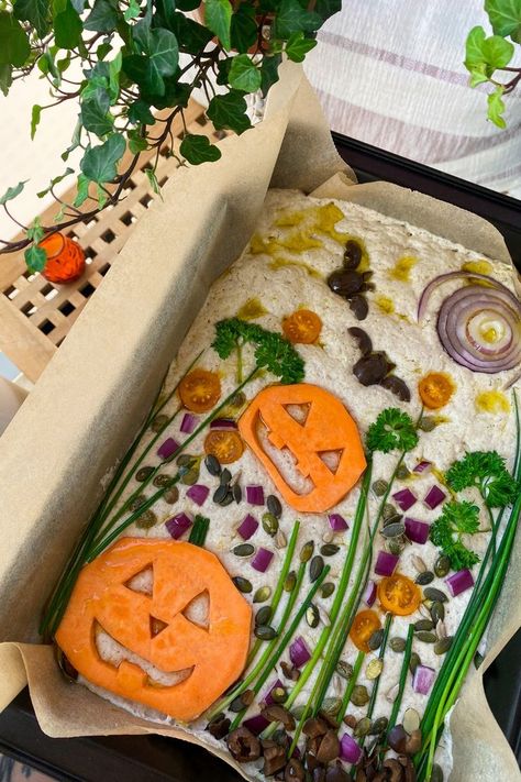 Halloween Focaccia Bread Bread Art Focaccia, Foccacia Decoration, Halloween Foccacia Bread Art, Fall Focaccia Bread, Vegetarian Halloween Food Ideas, Halloween Foccacia, Bread Decoration Ideas, Halloween Food Vegan, Halloween Focaccia