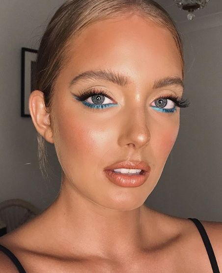 Sorry trusty black eyeliner, but Seventies-style disco-blue eyes might just be the hottest new trend for this Spring/Summer. You have Margot Robbie to thank, who had no qualms in sporting an Abba-worthy blue eye makeup at this year’s BAFTAs, a look created by Pati Dubroff using a combination of blue and black Chanel eyeliners, mascara and a sprinkle of glitter for extra va va voom. While the comeback trend might not be for everyone, the blue-eyed look is an easy way to make a statement Extreme Make-up, Electric Blue Eyes, Blue Eyeliner Makeup, Disco Makeup, Liner Tutorial, Blue Liner, Flot Makeup, Amber Eyes, Bright Makeup