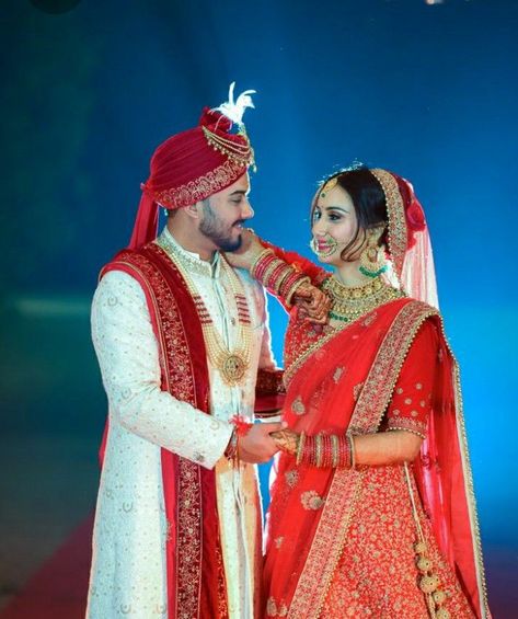 special day cupel pic Copul Pic Marriage, Dulhan Dulha Pose Wedding Photos, New Wedding Couple Poses Indian, Couple Dulha Dulhan, Dulha Dulhan Closeup, Indian Wedding Photos Couple, Capal Photo Poses, Wedding Closeup Photo, Dulha Pose Wedding Photos