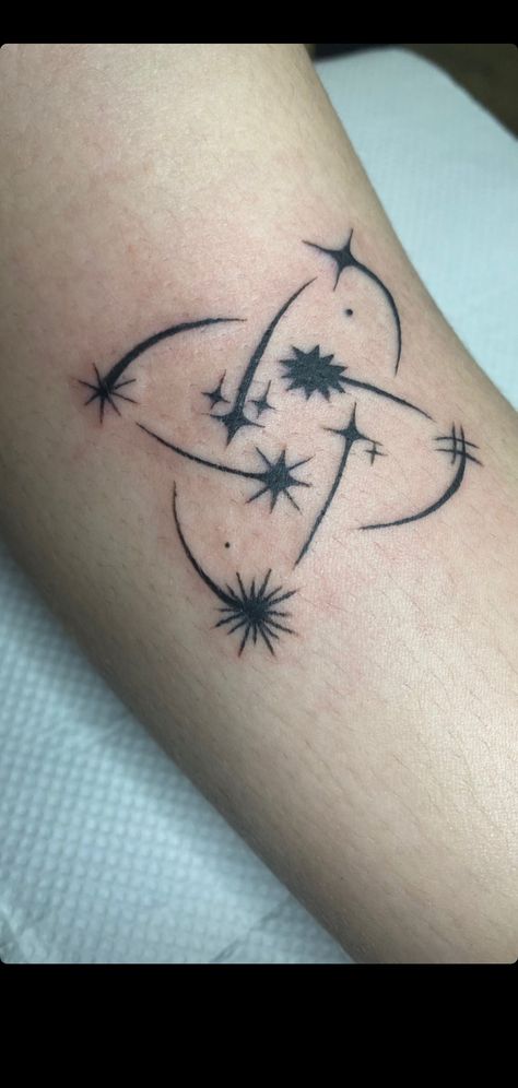 s-class stars tattoo - skz 5-star Red Compass Tattoo, 8 Star Tattoo, Male Star Tattoo, Skz Compass Tattoo, Five Star Tattoo, Skz Tattoos Ideas, Heart And Star Tattoo, K Pop Tattoo Ideas, Stray Kids Inspired Tattoos