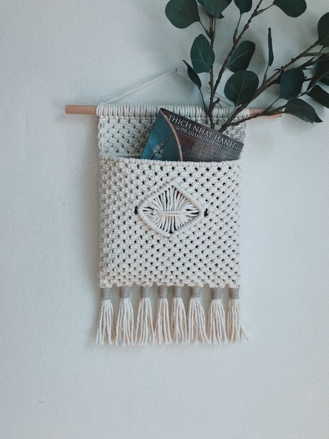 Macrame Wall Organizer, Macrame Book Holder Diy, Macrame Magazine Holder, Macrame Mail Holder Diy, Macrame Organizer, Macrame Wall Pocket Tutorial, Macrame Wall Pocket Diy, Macrame Book Holder, Macrame Mail Holder