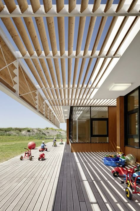 Neufeld an der Leitha Kindergarten,by Solid Architecture.  A beautiful example of how sunshading should work. Pergola Outdoor, Patio Pergola, Pergola Design, Have Inspiration, Pergola Kits, Pergola Plans, Pergola Patio, Design Exterior, Pergola Designs