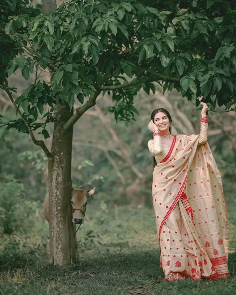 Sador Mekhela Design, Mekhela Chador Assamese Bride, Mekhela Sador Aesthetic, Mekhela Chador Aesthetic, Assamese Saree, Assamese Traditional Dress, Mekhela Chador Assamese, Assamese Dress, Mekhla Sador