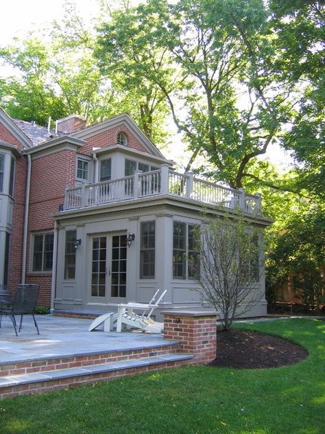 Portion en gris seulement : idee d'agrandissement sur 2 etages "à moindre cout" en faisant la master plus grande pour accomoder du rangement et sdb des maitres. Deck And Patio, Sunroom Addition, Architectural Design Studio, Balcony Design Ideas, Three Season Room, Building A Porch, Balkon Design, Sunroom Designs, Red Brick House