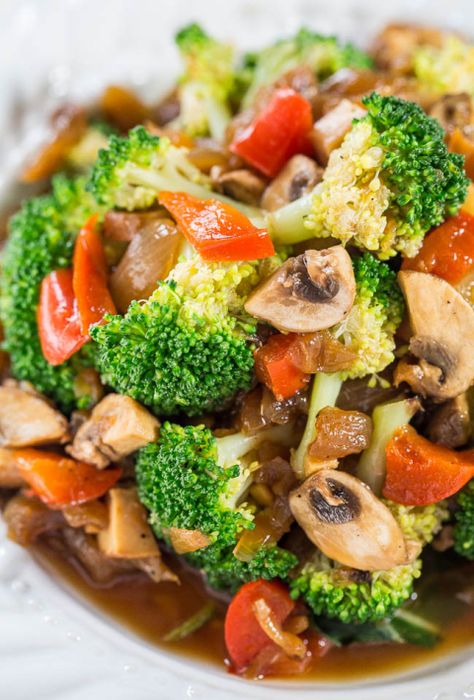 Skinny Broccoli and Mixed Vegetable Stir Fry - Skip takeout and make your own fast, easy, and healthy stir fry! Think of all the money and calories you'll save!! Chicken Vegetable Stir Fry, Vegetable Cooking, Vegetable Stir Fry Recipe, Permanente Make-up, Healthy Stir Fry, Pasta Alfredo, Averie Cooks, Veggie Stir Fry, Vegetable Stir Fry