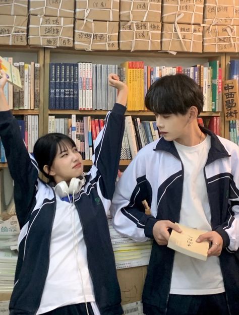 China School Uniform, Girl Couple Aesthetic, Cute Asian Couple, Perfect Couple Pictures, China School, High School Couples, Chinese Couple, College Couples, Asian Couple