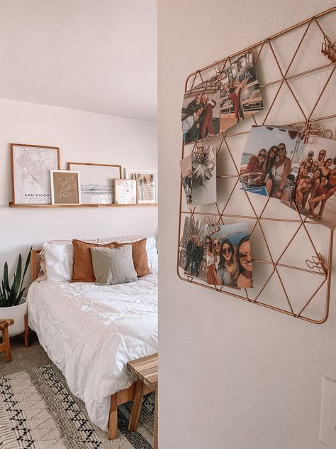 Room Ideas Aesthetic Boho Chic, Boho Light Academia Bedroom, Boho Bedroom Neutral Colors, Cute Affordable Bedroom Ideas, Teenage Boho Bedroom Ideas, Wall Decor Placement Bedroom, Cute Bedroom Ideas Boho, White Boho Room Aesthetic, Urban Minimalist Boho Bedroom