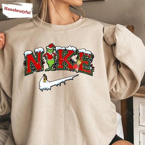 Christmas Sweatshirt Ideas, Grinch Sweatshirt, Christmas Clothing Ideas, Snowman Family, Preppy Christmas, Christmas Grinch, Xmas Sweater, Xmas Shirts, Christmas Print