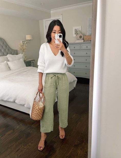 Easter Outfit Women, Olive Linen Pants, Linen Pants Work, Olive Pants Outfit, Therapist Outfit, Modest Spring Outfits, Green Linen Pants, Green Pants Outfit, Linen Pants Outfit