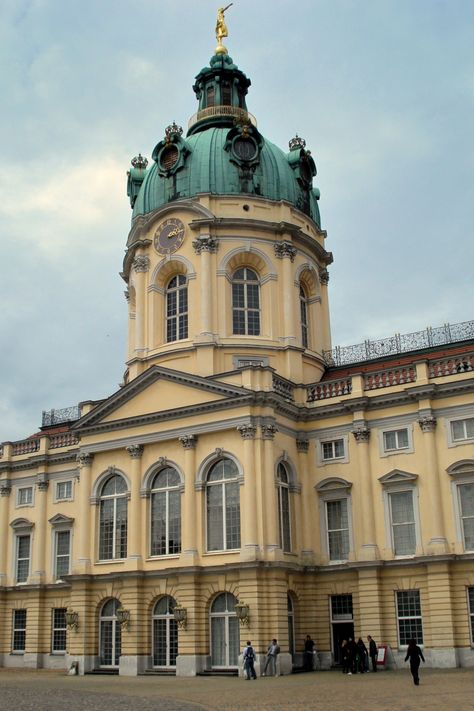 German Palace, German Palaces, Charlottenburg Palace, German Architecture, Drawing Architecture, House Plans Mansion, French Exterior, Neoclassical Architecture, Baroque Design