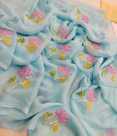 Fabric Painting Ideas On Sarees, Painting Sarees Design, Hand Painted Suits Designs, Handprinted Fabric, Fabric Colour Painting, Fabric Paint Shirt, Saree Painting Designs, Painted Clothes Diy, Saree Painting