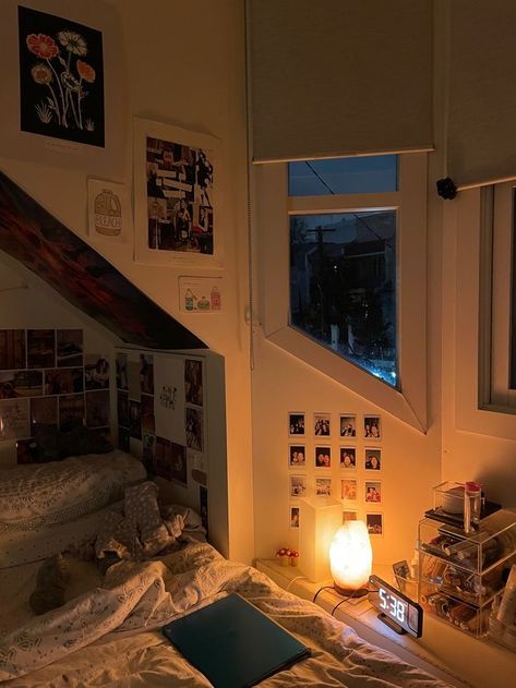 Room Inspo Fall, Cozy Downtown Bedroom, Hot Room Aesthetic, Cozy Room Vibes, Down Town Girl Aesthetic Room, Comfy Aesthetic Room, Down Town Room, Room Aethestic, Downtown Bedroom