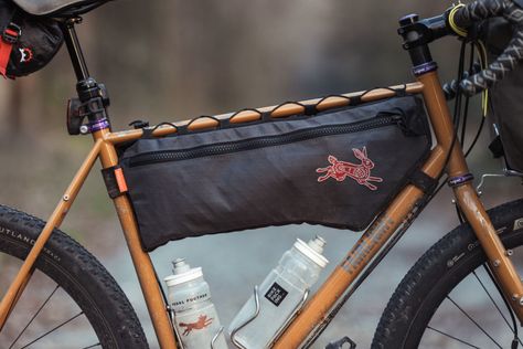 Custom Frame Bags, Guide and List of Makers - BIKEPACKING.com Bike Frame Bag Pattern, Bike Bag Design, Bike Seat Bag, Frame Bags, Bike Diy, Bike Frame Bag, Outdoorsy Girl, Mini Velo, Bikepacking Bags