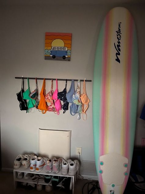 Surfboard In Room Aesthetic, Surfer Beach Bedroom, Surfboard On Wall Bedroom, Surfing Aesthetic Room, Surf Aesthetic Room, Diy Beachy Room Decor, Beachy Room Decor Diy, Surf Bedroom Aesthetic, Surfer Bathroom