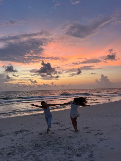 Sunset pictures. Beach pictures. Best friend pictures. Cute picture ideas. Duo pictures. Sea core aesthetic Beach Pictures Inspo With Friends, Cute Beach Pictures With Best Friend, Best Friend Duo Aesthetic, Beach Pictures Duo, Duo Beach Pics, Duo Picture Ideas, Summer Vacation Photo Ideas, Best Friend Beach Pictures, Sea Core Aesthetic