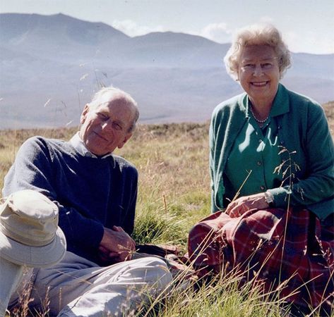 The Queen's secret message to beloved Prince Philip in funeral wreath revealed | HELLO! Prins Philip, Prins Charles, Touching Photos, Prins William, Rainha Elizabeth Ii, Prince Georges, Princesa Kate Middleton, Prinz William, Duke Of Edinburgh