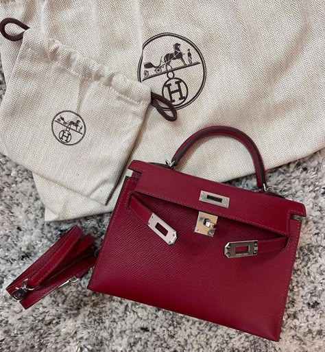 Hermès Club on Instagram: “Mini Kelly Rouge Berlin Epsom with PHW ❤️ 📸 By @huyen.phuongtran #hermes #kelly #kellybag #kellyhermes #hermeskelly #kellyred…” Sac Hermes Kelly, Vintage Hermes Bag, Mini Kelly, Handbags Collection, Expensive Bag, My Style Bags, Hermes Kelly Bag, Luxury Bags Collection, Looks Party