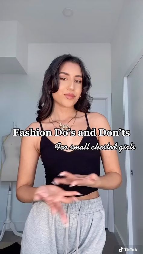 yolandainthecity on Instagram: Fashion Do’s and Don’ts for small chested girls✨ I encourage you to wear whatever you like and what makes you feel the most confident,… Small Chest Fashion Outfits, Outfit Inspo For Small Chest, Small Chest Outfit Ideas, Small Chest Hacks, Style For Small Chested Women, Small Chest Outfits Style, Outfits For Flat Chest, Clothes For Small Chested Women, Tips For Small Chest