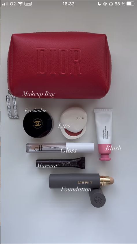 Simple Makeup Collection, Glossier Makeup Bag, Minimalist Makeup Collection, Minimalist Makeup Bag, Soft Girl Makeup, Makeup Bag Essentials, Minimalist Makeup, Makeup Needs, Beauty Products Drugstore