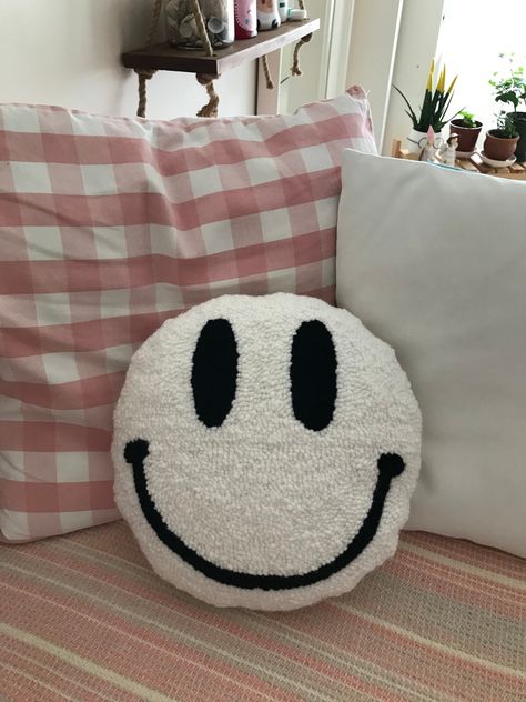 Preppy Smile Pillow, Fun Throw Pillows Bedroom, Cute Throw Pillows Aesthetic, Black And White Room Decor Bedroom, Throw Pillows Bedroom Aesthetic, Quirky Pillows, Cute Pillows Aesthetic, Smiley Pillow, Aesthetic Throw Pillows