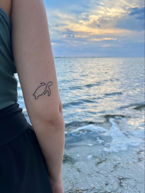 Wave Tattoo Behind Ear, Ocean Aesthetic Tattoo, Ocean Lover Tattoo, Sea Inspired Tattoos, Sea Turtle Tattoo Design, Sea Turtle Tattoos, Animal Tattoos For Women, Turtle Tattoos, Sea Turtle Tattoo