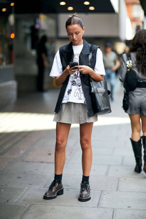 Spring Fashion London, Cool Street Fashion 2024, London Fashion Week 2024, London Street Style 2024, Fashion Week 2024 Street Style, Street Wear 2024, 2024 Fashion Week, Summer Trends 2024 Fashion, Street Fashion 2024