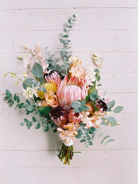 Protea Wedding, Protea Bouquet, Spring Flower Arrangements, Bouquet Bride, Flowers And Greenery, Maui Weddings, Deco Floral, Bouquet Of Flowers, Arte Floral