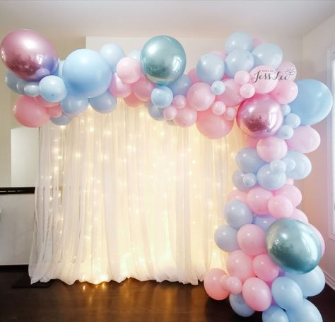 Pink and blue gender reveal balloon backdrop with warm lights Simple Gender Reveal, Creative Gender Reveals, Baby Gender Reveal Party Decorations, Deco Ballon, Gender Reveal Party Games, Pregnancy Gender Reveal, Gender Reveal Party Theme, Idee Babyshower, Gender Reveal Themes