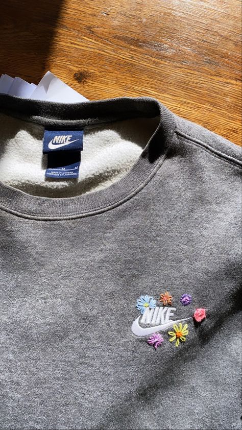 Nike Pullover Embroidered, Nike Sweater Embroidery, Embroidered Hoodie Nike, Embroidery Tshirt Nike, Nike Flower Embroidery Sweatshirt, Embroidered Nike Hoodie, Embroidery Designs On Hoodies, Embroidery Nike Logo Flowers, Nike Flower Embroidery