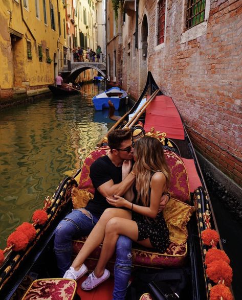 Italy Anniversary Trip, Italy Aesthetic Couple, Travel Photographer Aesthetic, Couple In Italy, Venice Honeymoon, Venice Couple, Couple Picture Poses, Italy Photo, Couples Poses For Pictures