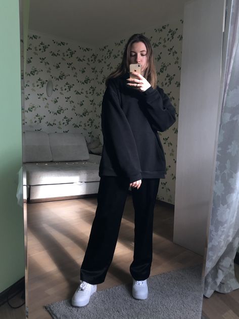 Oversized black hoodie Nike af fall fashion 2020 Black Oversized Hoodie, Oversized Hoodie Outfit, Skater Style, Hoodie Outfit, Oversized Hoodie, Fashion 2020, Oversize Hoodie, Dressed Down, Fall Fashion