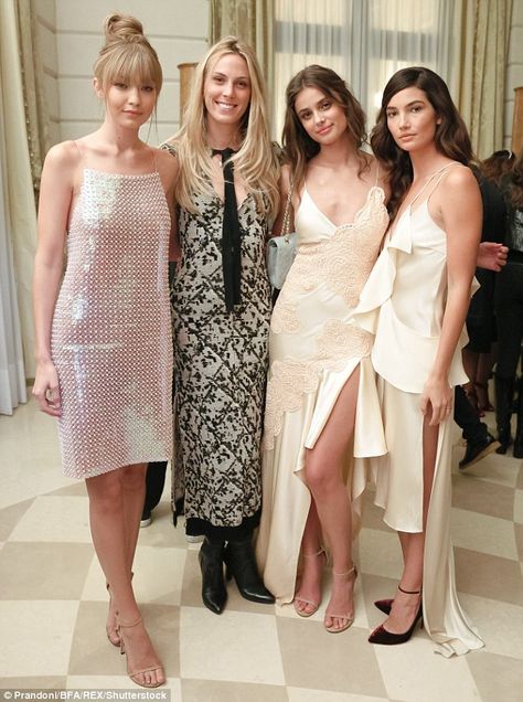 Paris Fashion Week 2016, Party In Paris, Baby Pink Dresses, Gigi Hadid Outfits, Taylor Marie Hill, Fashion Week 2016, Led Fashion, Red Carpet Gowns, Lily Aldridge