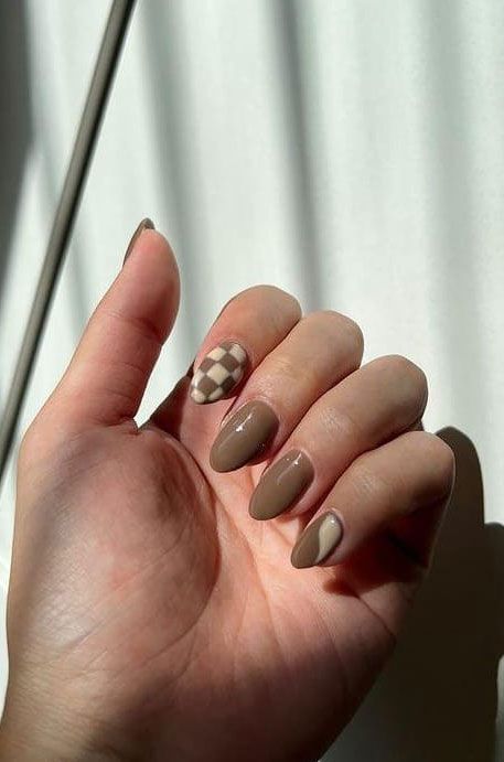 brown checkered nails, checkered nails 2022, nude nails Brown Nails Design Checkered, One Checkered Nail, Short Almond Nails Checkered, Brown Checkerboard Nails, Fall Nails Brown And Orange, Checkerboard Nail Art, Short Nail Designs Brown, Fall Nails Checkered, Fall Nail Ideas Square