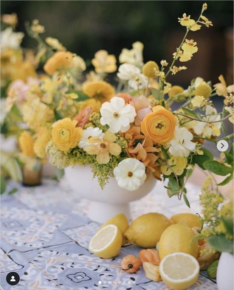 Yellow Tulip Flower Arrangements, Yellow Floral Table Arrangements, Mediterranean Flowers Wedding, White And Yellow Floral Arrangements, Lemon Inspired Wedding, Summer Yellow Wedding, Citrus Wildflower Wedding, Italian Summer Flowers, Summer Flowers Wedding Table Decorations